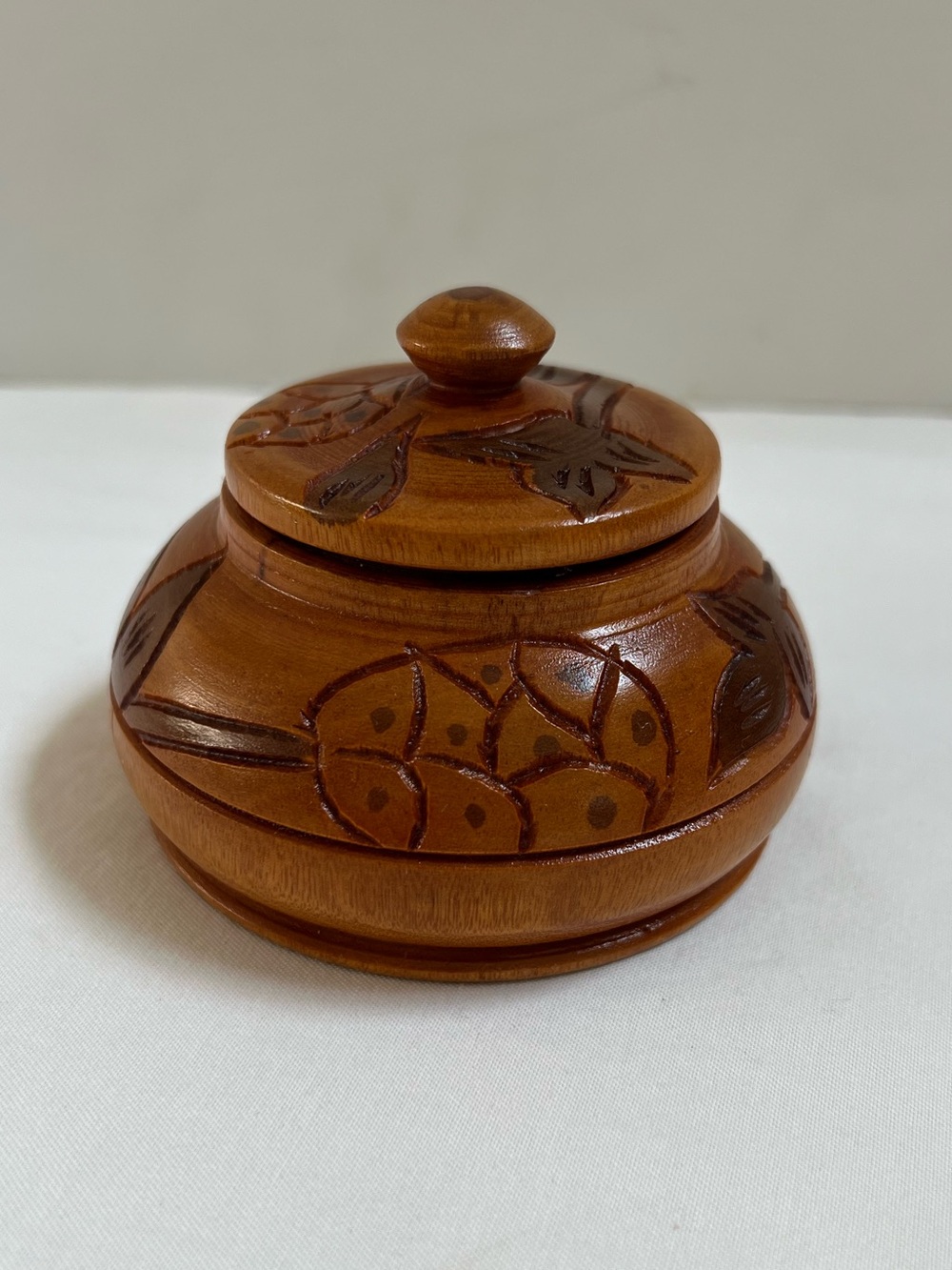 Wooden Trinket Box With Lid Carved Floral Leaf Gift Unbranded About 4" Round